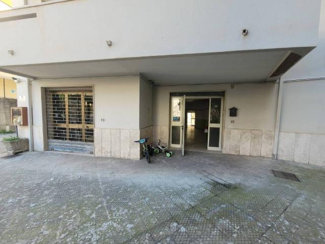 Locale Commerciale in affitto a Calabria, Reggio Calabria