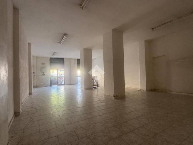 Locale Commerciale in affitto a Calabria, Reggio Calabria