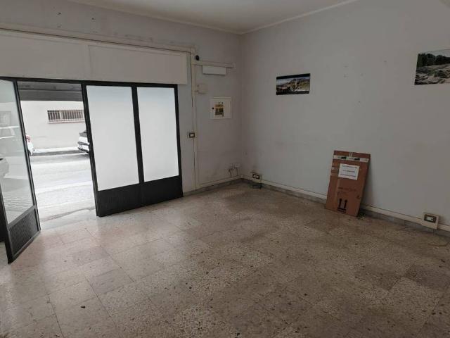 Locale Commerciale in affitto a Calabria, Reggio Calabria