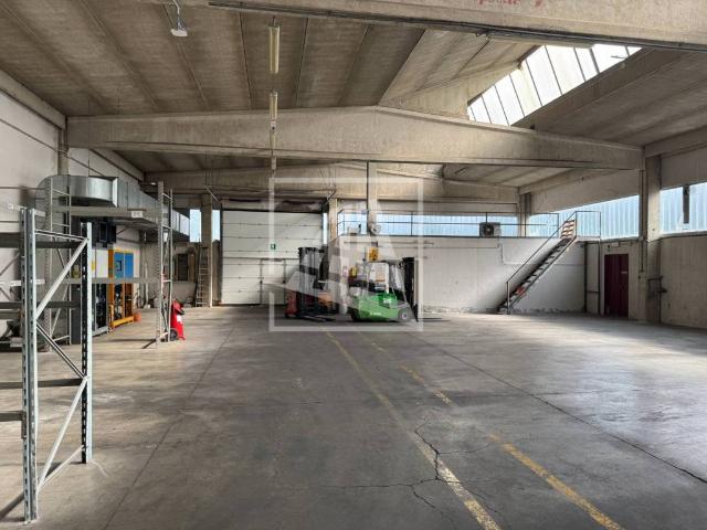 Locale Commerciale in affitto a Mancasale, Re