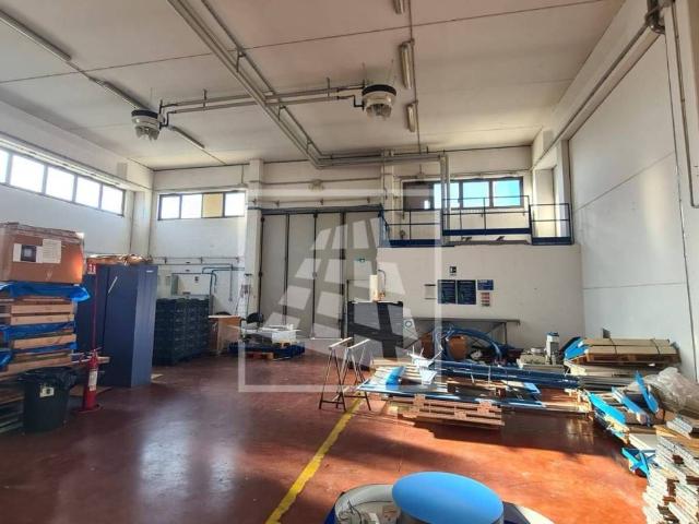 Locale Commerciale in affitto a Re, Reggio Emilia