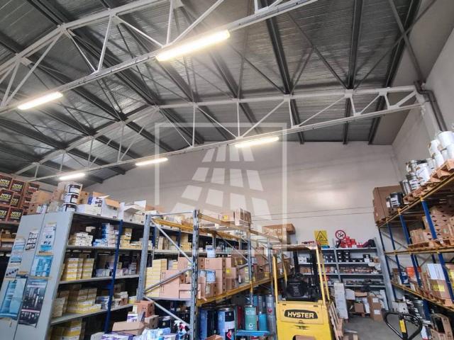 Locale Commerciale in affitto a Santa Croce, Re