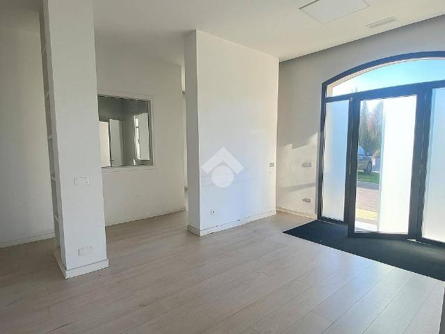 Locale Commerciale in affitto a San Prospero Strinati, Re