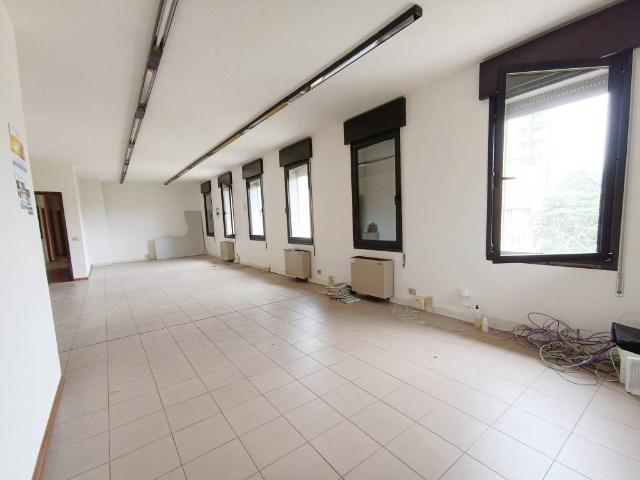 Locale Commerciale in affitto a Villaggio Stranieri-Bazzarola, Re