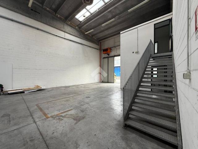 Locale Commerciale in affitto a Cella, Re