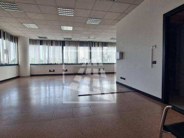 Locale Commerciale in affitto a Mancasale, Re
