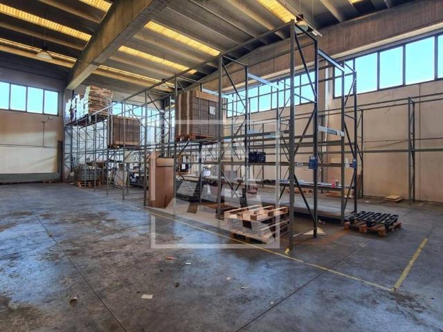 Locale Commerciale in affitto a Santa Croce, Re