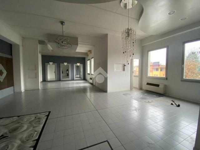 Locale Commerciale in affitto a Re, Reggio Emilia