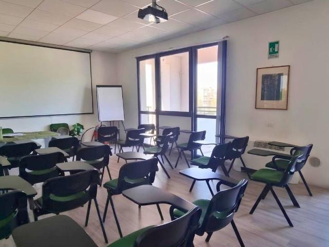 Locale Commerciale in affitto a Pieve Modolena, Re
