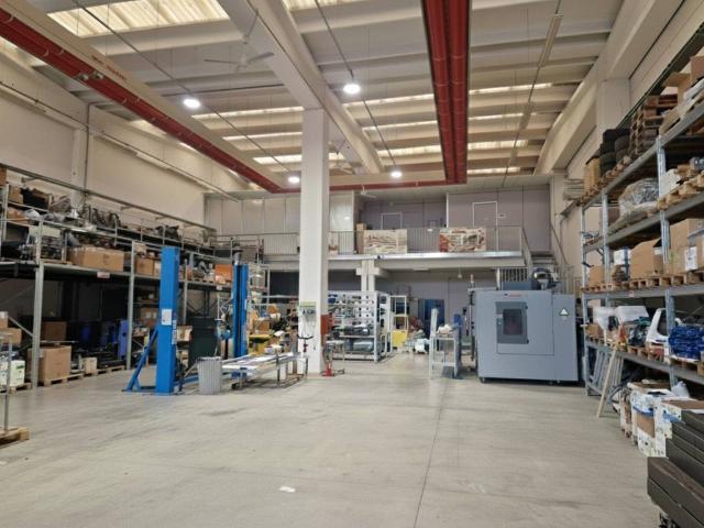 Locale Commerciale in affitto a Re, Reggio Emilia