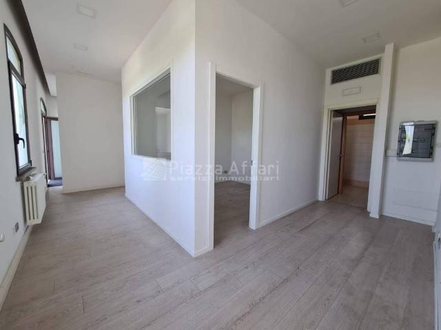 Locale Commerciale in affitto a San Prospero Strinati, Re