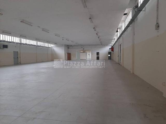 Locale Commerciale in affitto a Cella, Re