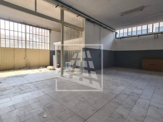 Locale Commerciale in affitto a Cella, Re