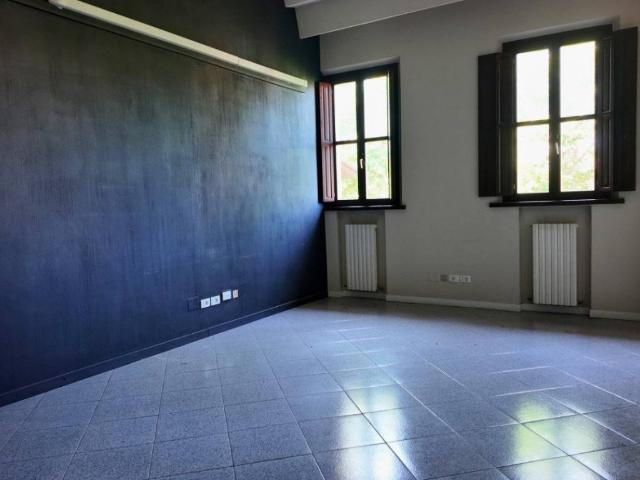 Locale Commerciale in affitto a Re, Reggio Emilia