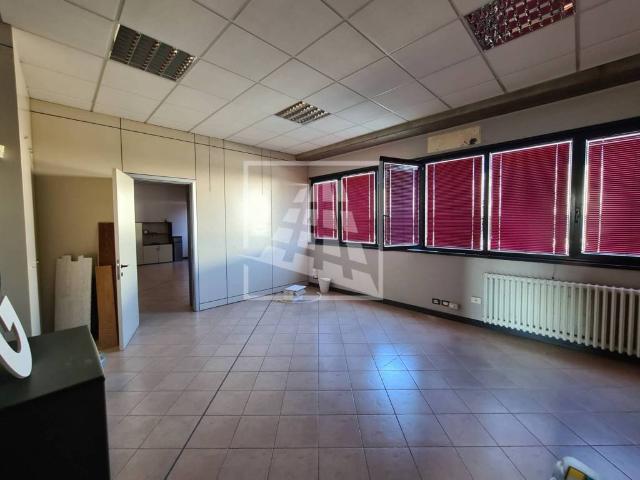 Locale Commerciale in affitto a Baragalla, Re