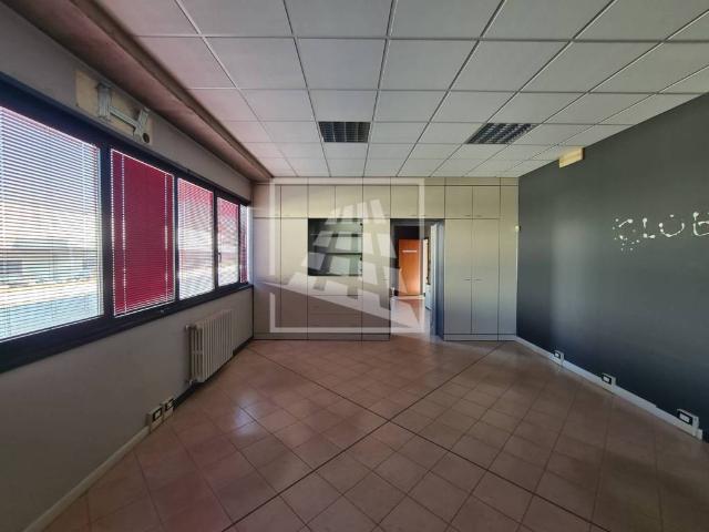 Locale Commerciale in affitto a Baragalla, Re