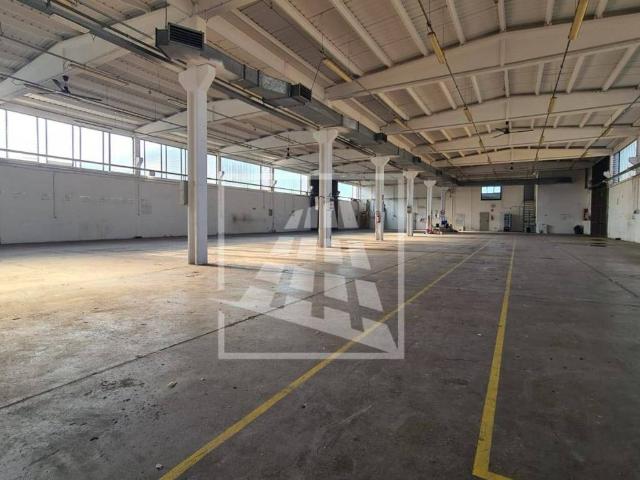 Locale Commerciale in affitto a Mancasale, Re