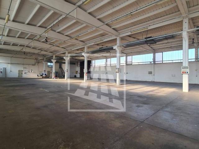 Locale Commerciale in affitto a Mancasale, Re