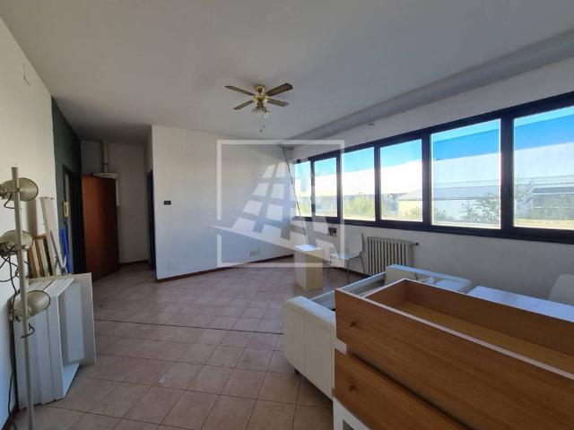 Locale Commerciale in affitto a Baragalla, Re