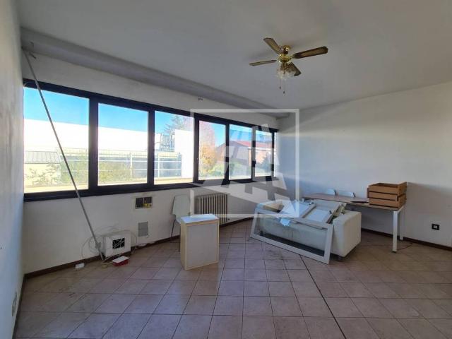 Locale Commerciale in affitto a Baragalla, Re