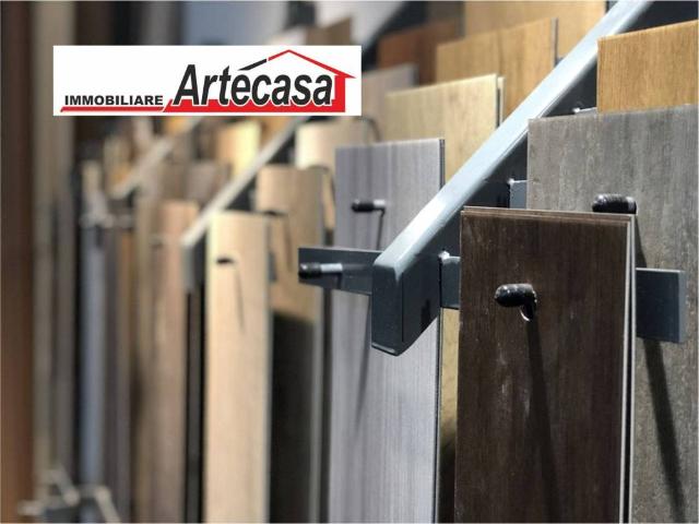 Locale Commerciale in affitto a Santa Croce, Re