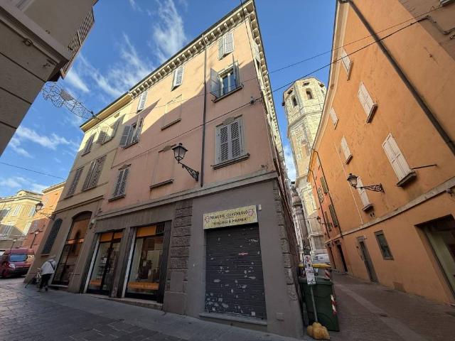 Locale Commerciale in affitto a San Prospero città, Re