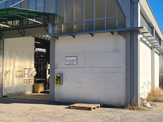 Locale Commerciale in affitto a Cavazzoli, Re