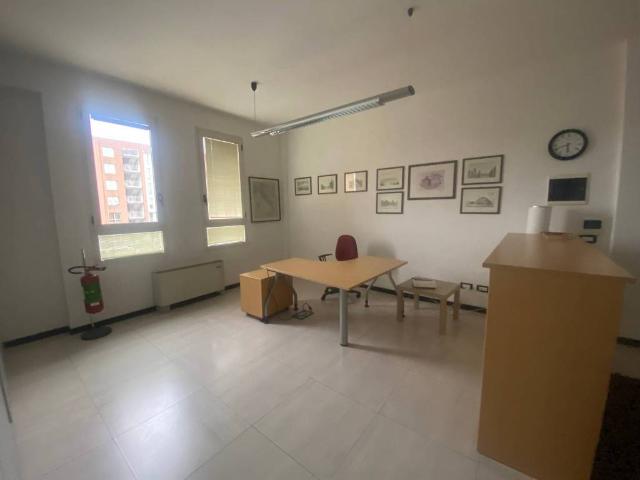 Locale Commerciale in affitto a Mancasale, Re