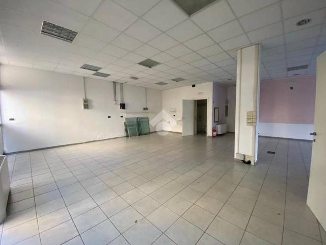 Locale Commerciale in affitto a Re, Reggio Emilia