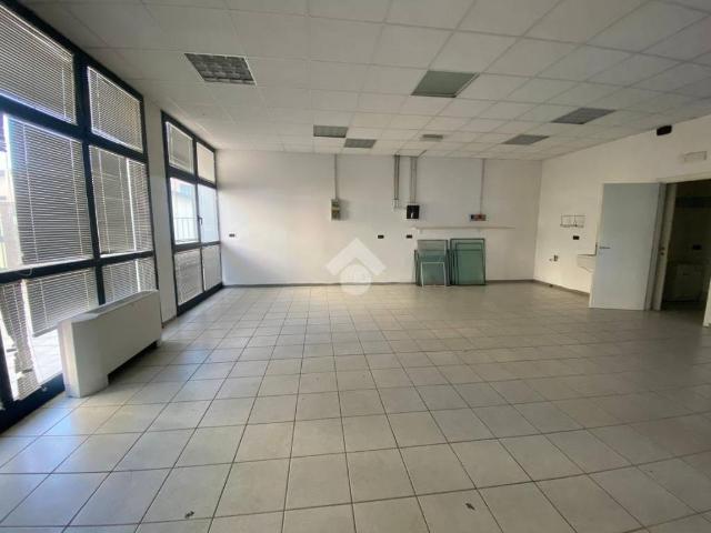 Locale Commerciale in affitto a Re, Reggio Emilia