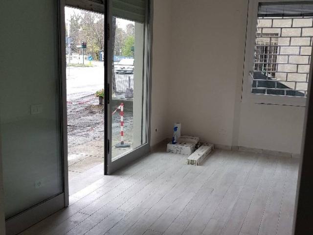 Locale Commerciale in affitto a Buon Pastore, Re
