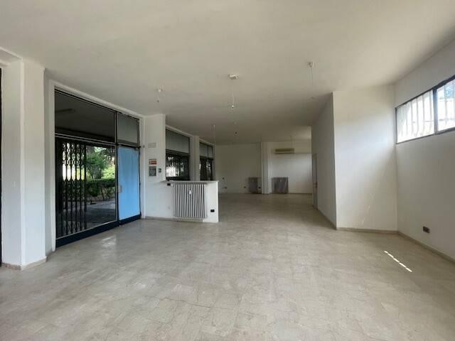 Locale Commerciale in affitto a Gardenia, Re