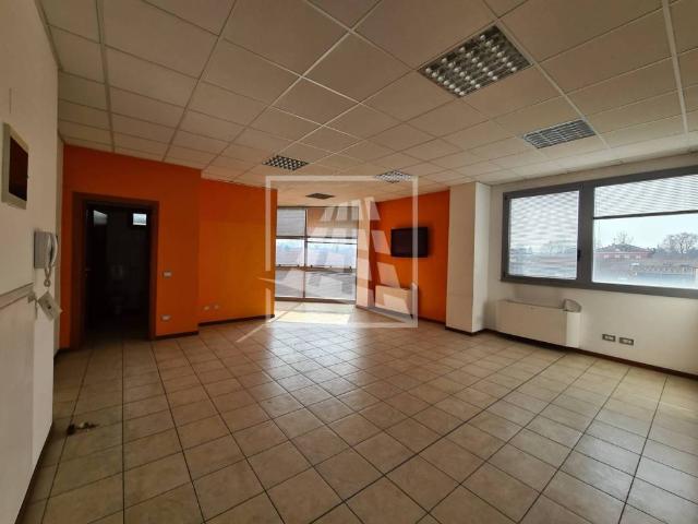 Locale Commerciale in affitto a San Paolo Tribunale, Re