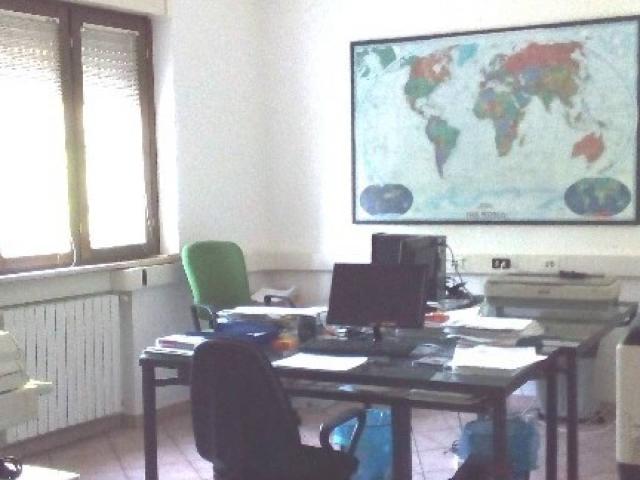 Locale Commerciale in affitto a Rosta Nuova, Re