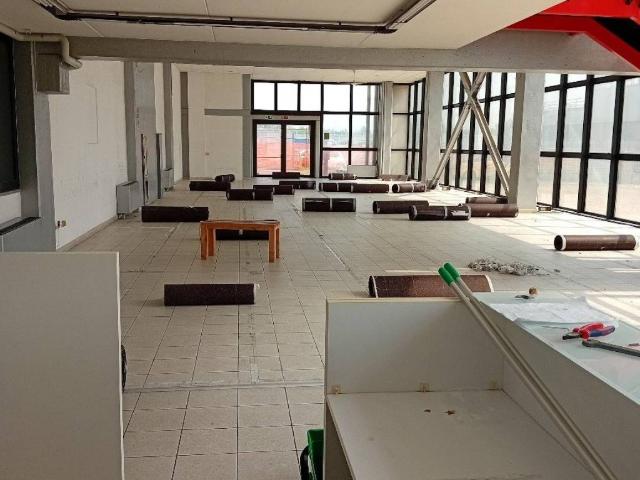 Locale Commerciale in affitto a Pratofontana, Re