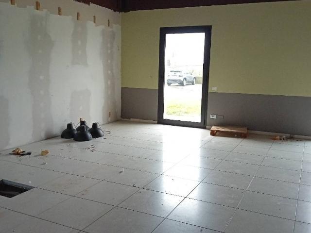 Locale Commerciale in affitto a Cella, Re