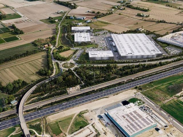 Locale Commerciale in affitto a Re, Reggio Emilia