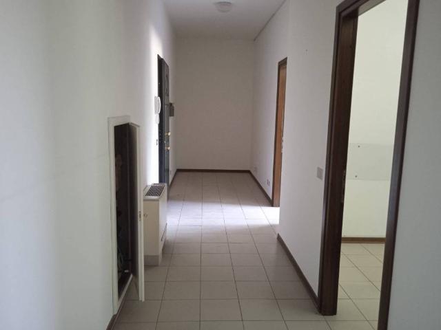 Locale Commerciale in affitto a Re, Reggio Emilia