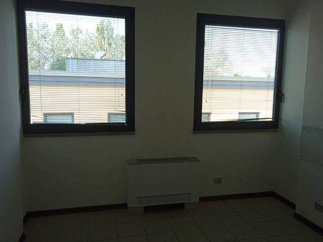 Locale Commerciale in affitto a Re, Reggio Emilia