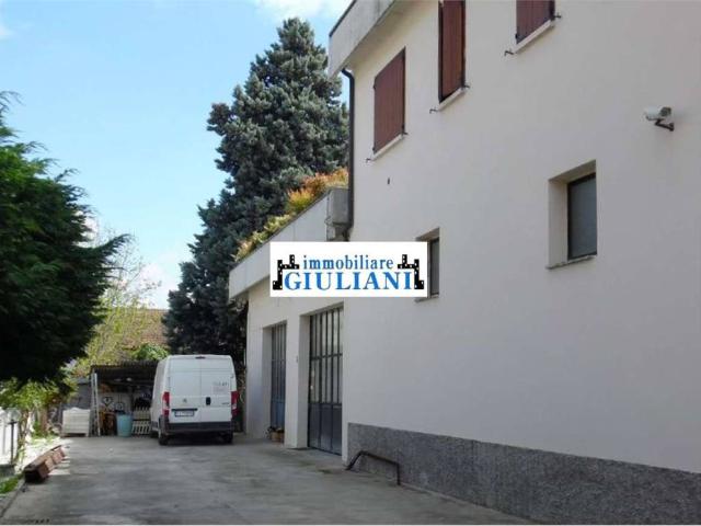 Locale Commerciale in affitto a Villaggio Stranieri-Bazzarola, Re