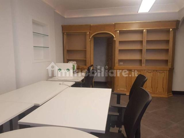 Locale Commerciale in affitto a Re, Reggio Emilia