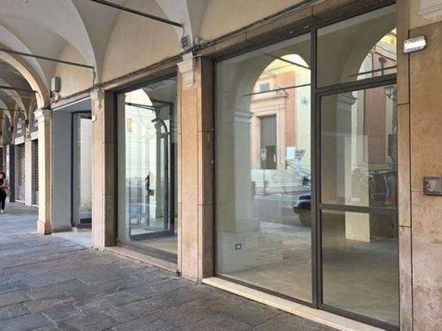 Locale Commerciale in affitto a San Pietro città, Re