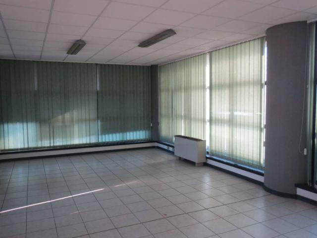 Locale Commerciale in affitto a San Paolo Tribunale, Re