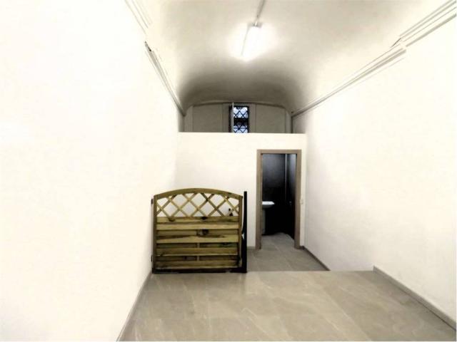 Locale Commerciale in affitto a Duomo, Re