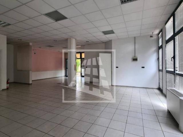 Locale Commerciale in affitto a Re, Reggio Emilia