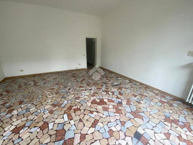 Locale Commerciale in affitto a Crocetta, Re