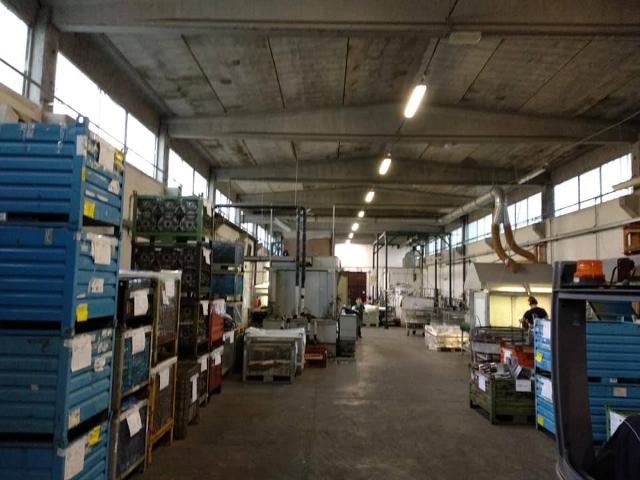 Locale Commerciale in affitto a Santa Croce, Re