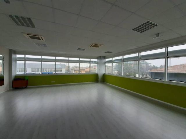 Locale Commerciale in affitto a Cavazzoli, Re