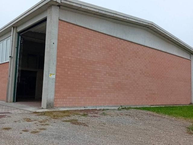 Locale Commerciale in affitto a Cella, Re