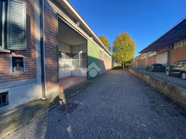 Locale Commerciale in affitto a Cavazzoli, Re